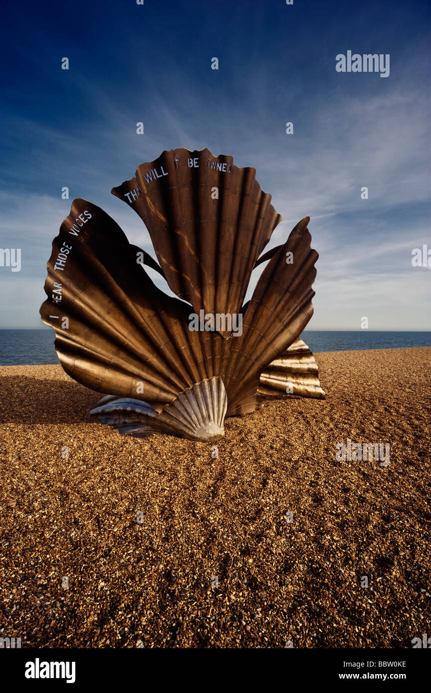 Scultura sulla spiaggia di Aldeburgh Suffolk England Regno Unito Foto Stock