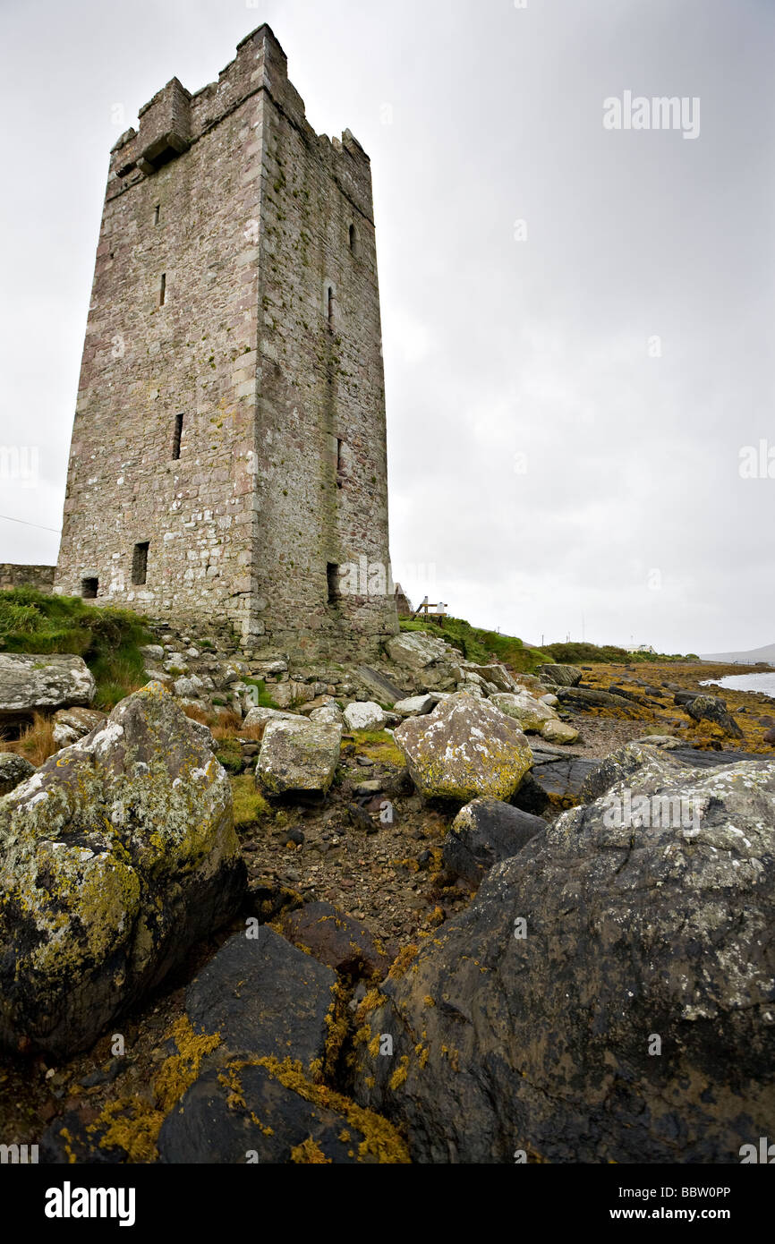 Grazia O'MAlly's Tower House passando da rocce. Salendo da rocce di marea questa formidabile fortezza custodito a Achill Sound Foto Stock