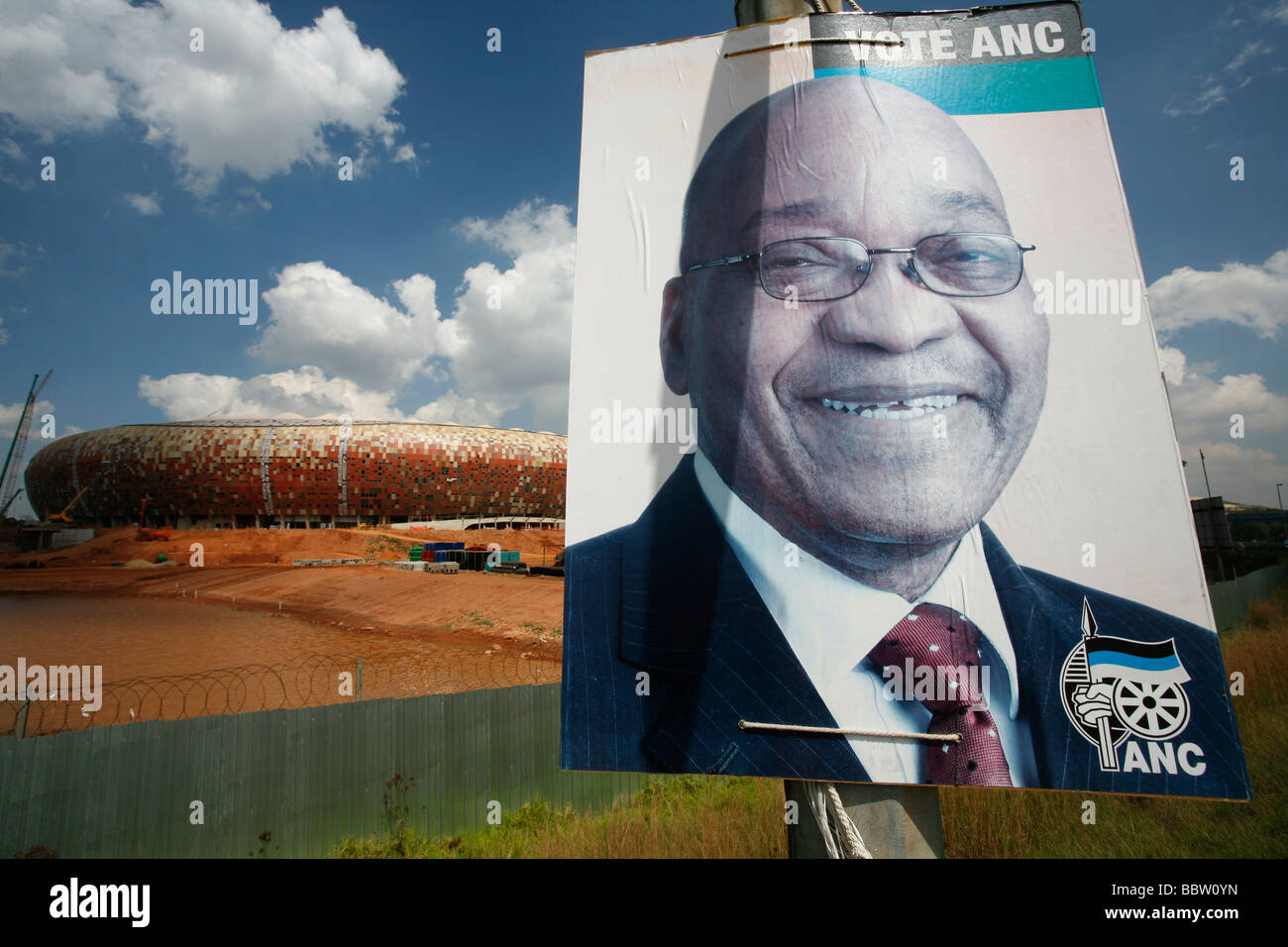 ANC manifesto politico la visualizzazione di Jacob Zuma in esecuzione fino al Sud Africa s Aprile 2009 elezione. Soccer City. Sud Africa Foto Stock