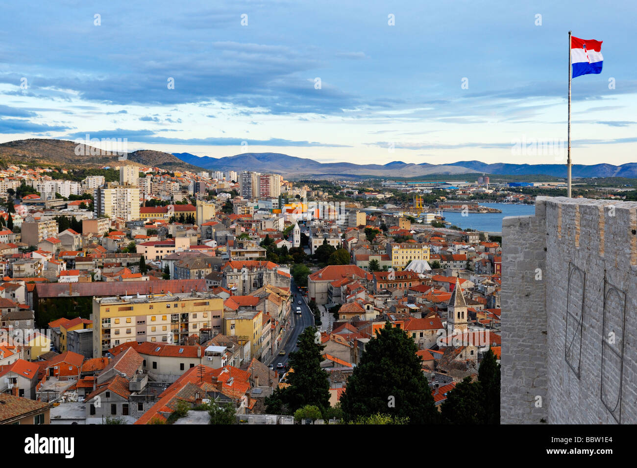 Vista di Sibenik dal fortilizio medievale di St Anne sulla costa dalmata della Croazia Foto Stock