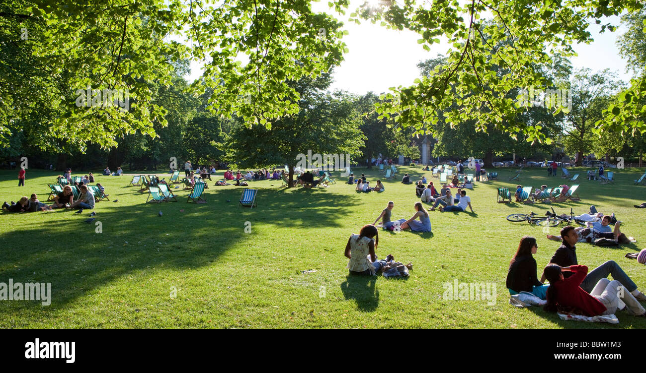 Persone in Saint James Park London UK Europa Foto Stock