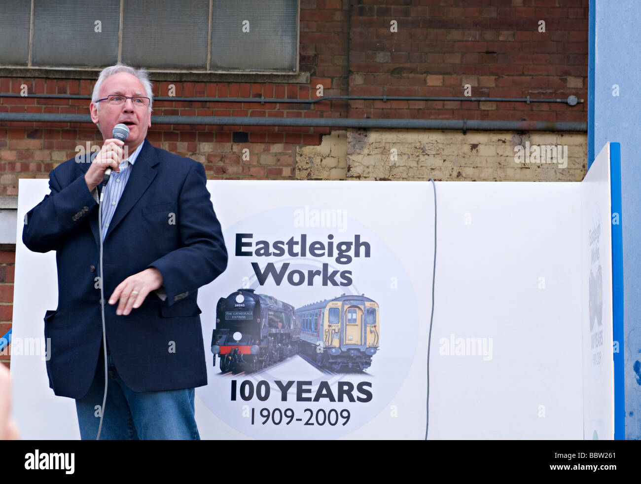 Pete Waterman in apertura di 'Eastleigh 100' dell'evento celebra i suoi cento anni di Eastleigh opere ferroviarie. Foto Stock