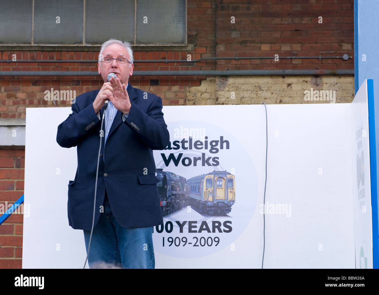 Pete Waterman in apertura di 'Eastleigh 100' dell'evento celebra i suoi cento anni di Eastleigh opere ferroviarie. Foto Stock