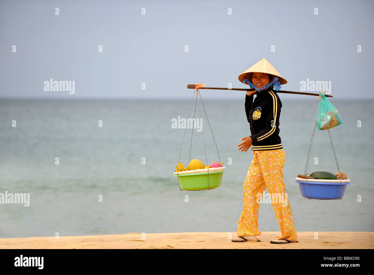 Fornitore di frutta su una spiaggia, Phukok, Vietnam del sud, sud-est asiatico Foto Stock