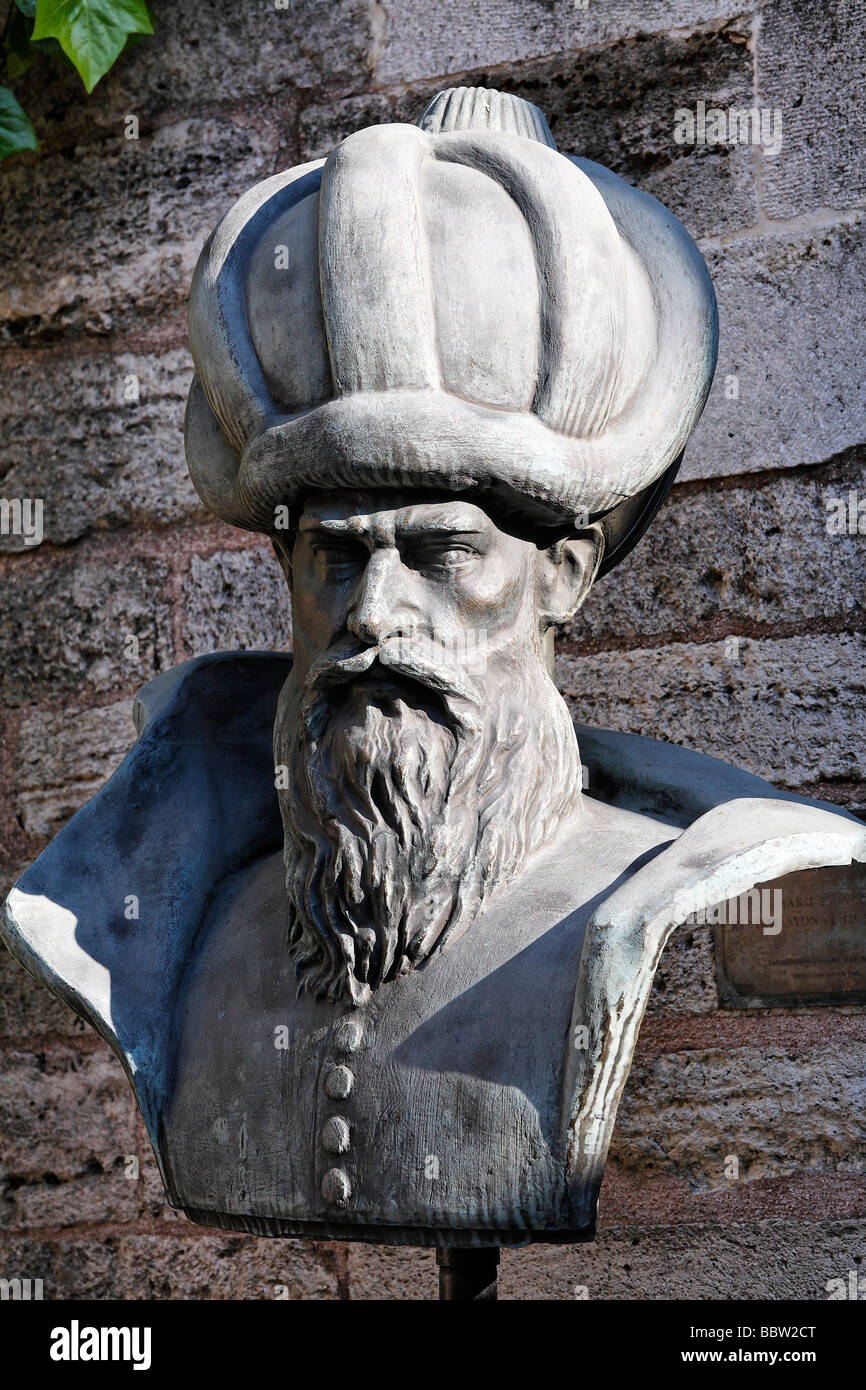 Busto in bronzo di Sinan, famoso architetto ottomano, Cafer Aga cantiere, Sultanahmet, Istanbul, Turchia Foto Stock