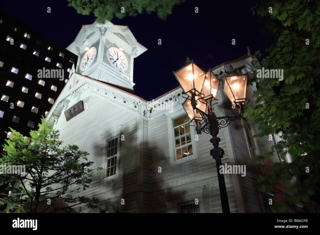 Sapporo torre con via la luce nella notte a Hokkaido, Giappone Foto Stock