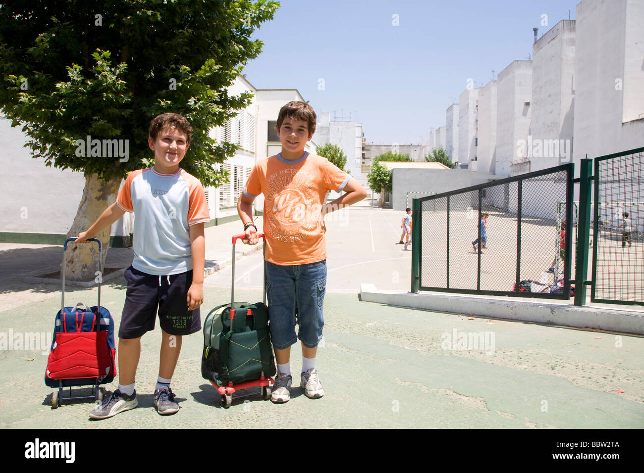Calvo Sotelo scuola primaria, scuola i bambini con i loro zaini, Siviglia, Andalusia, Spagna, Europa Foto Stock