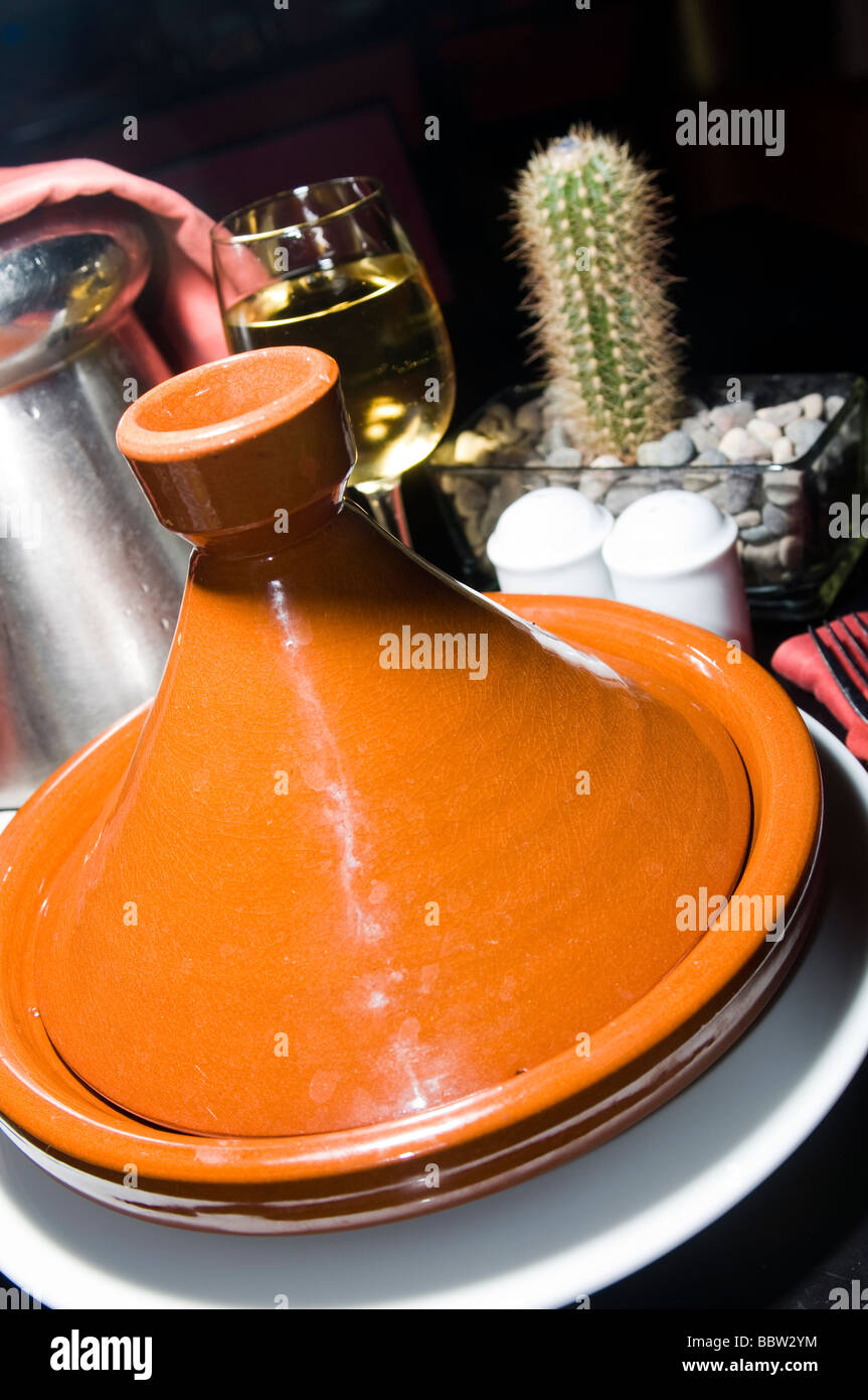 Tagine marocchino pentole in ceramica nel ristorante con vino fotografato a  Casablanca in Marocco Foto stock - Alamy