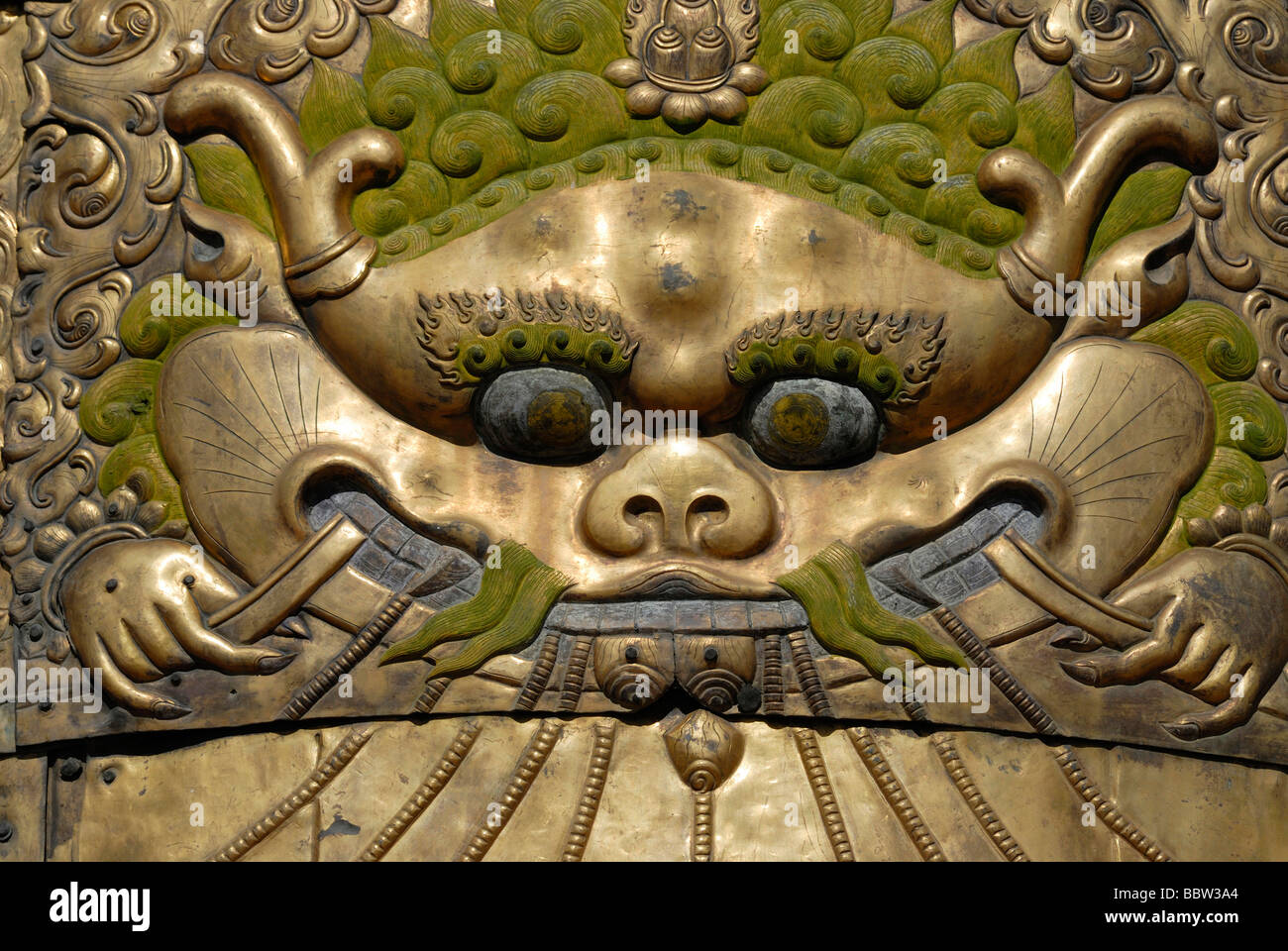 Neve leone ha lavorato dal metallo su una vittoria marcatore, Gyalsten, sul tetto del Jokhangtempel, Lhasa, in Tibet, in Cina Asia Foto Stock