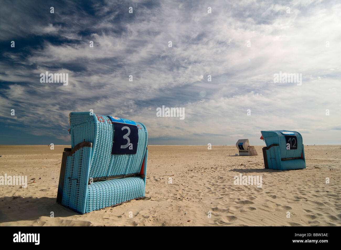 Sedie a sdraio e cielo blu, Amrum, Mare del Nord, Germania, Europa Foto Stock