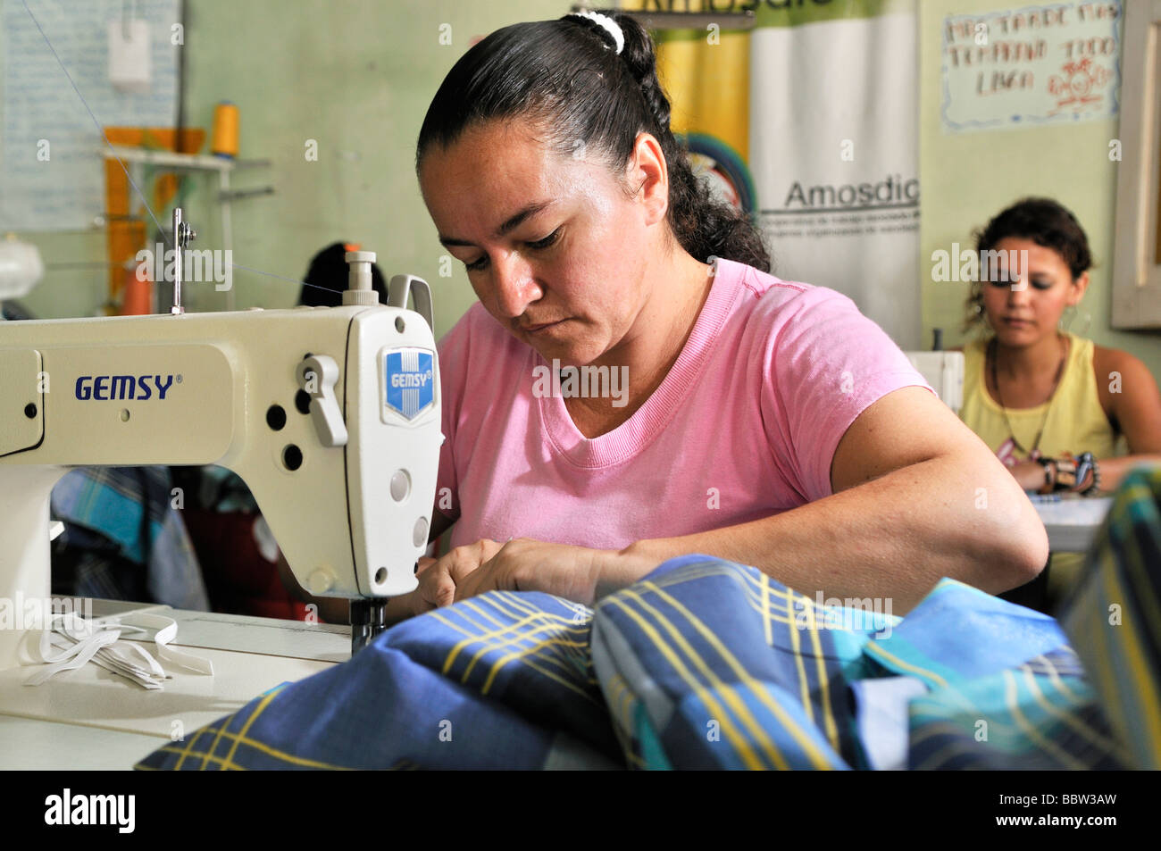 Le donne che usano le macchine da cucire, sarta cooperativa in La Dorada, Colombia, Sud America Foto Stock