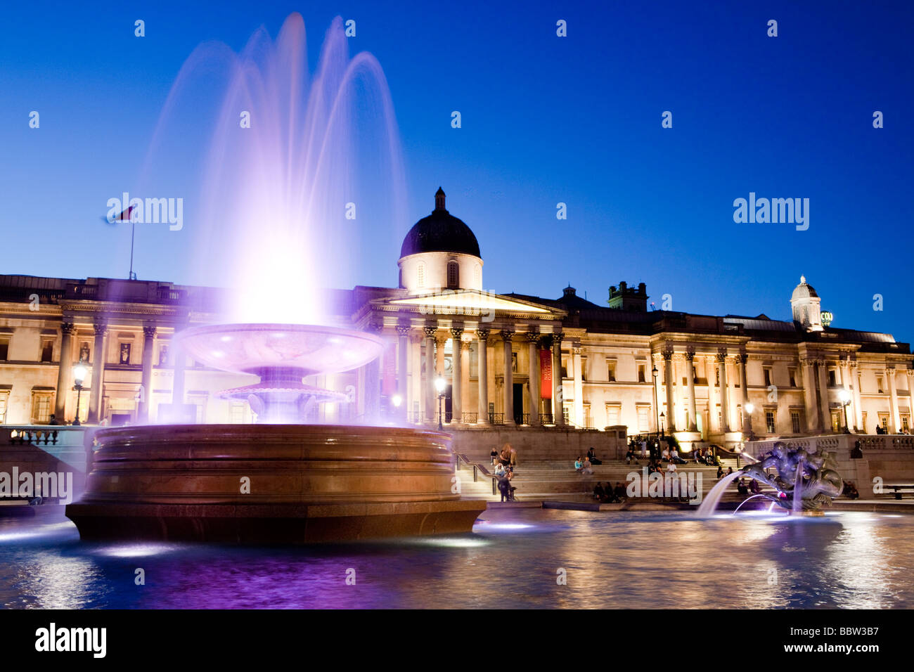 Fontane in Trafalgar Square Londra Europa Foto Stock