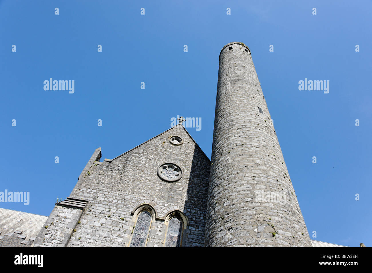 Saint Canices cattedrale e la torre nella città di Kilkenny Sud Irlanda Foto Stock
