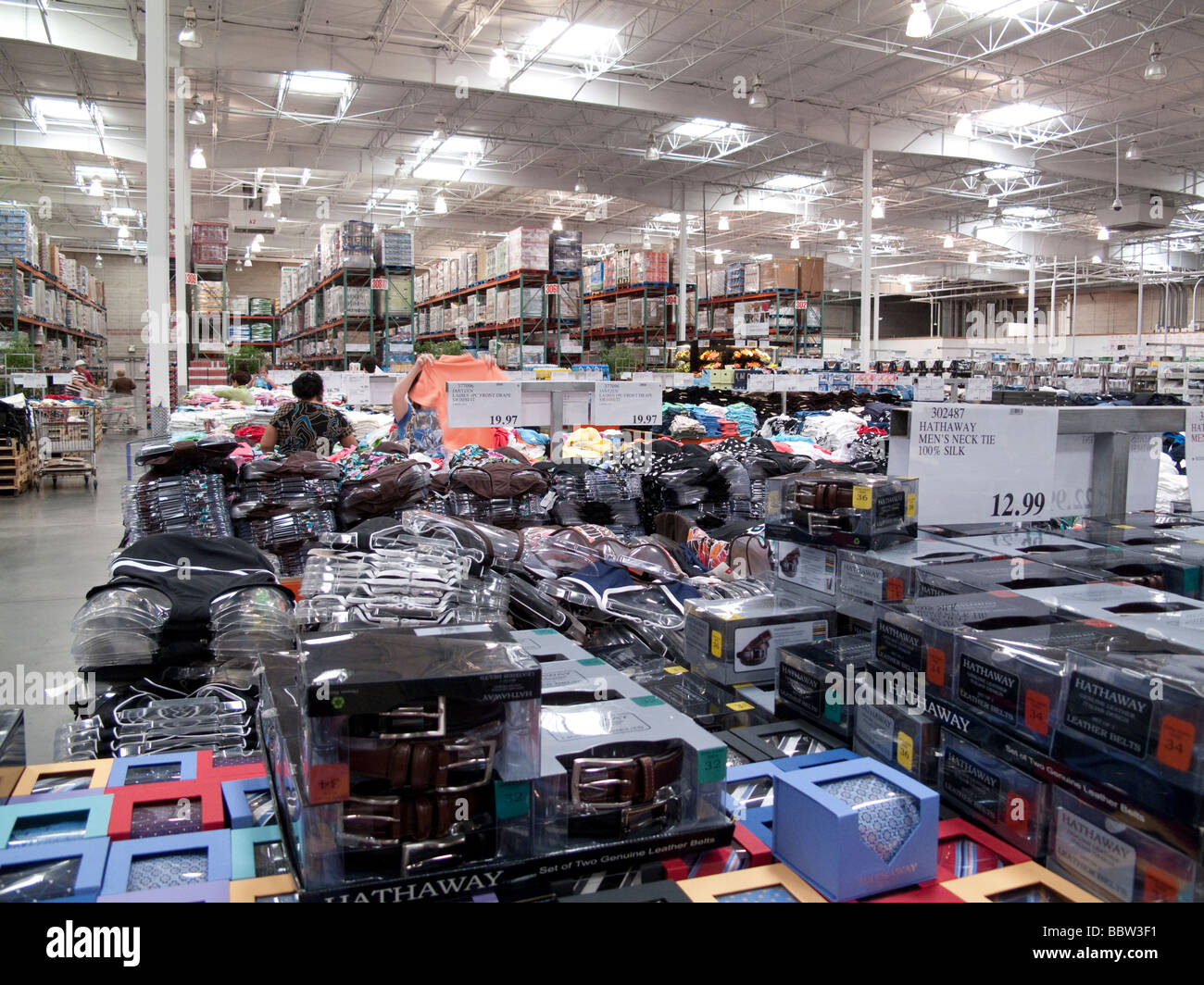 Abbigliamento e i clienti a Costco warehouse, STATI UNITI D'AMERICA Foto Stock