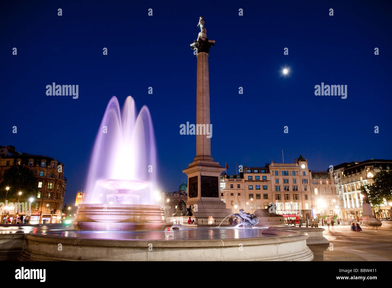 Fontane in Trafalgar Square Londra Europa Foto Stock