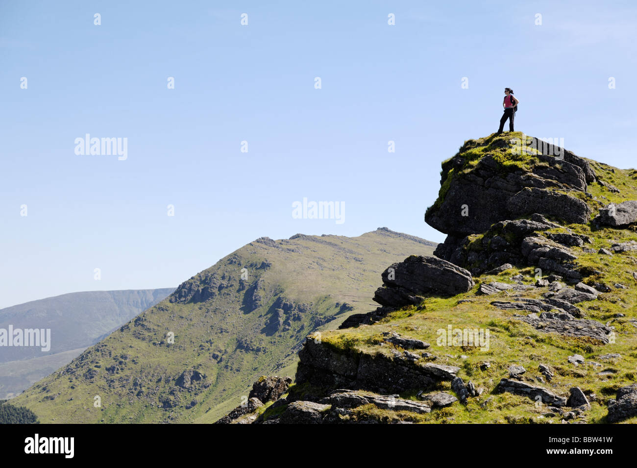 Escursionista femmina cercando in tutta la contea di Tipperary da uno dei Sette Sorelle Picchi sulle montagne Comeragh Repubblica di Irlanda Foto Stock