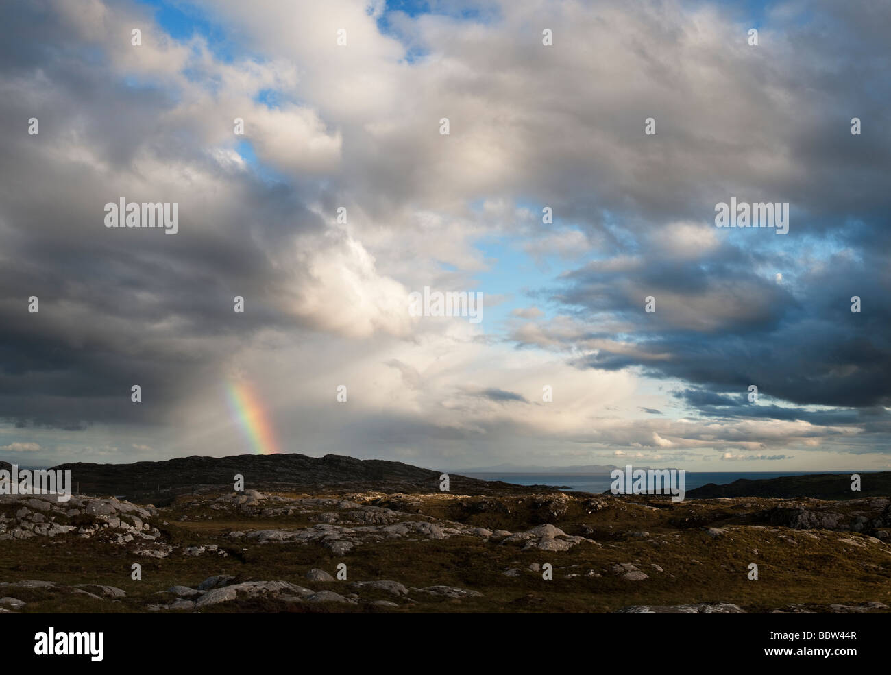 Rainbow su east coatline, Isle of Harris, Ebridi Esterne, Scozia Foto Stock