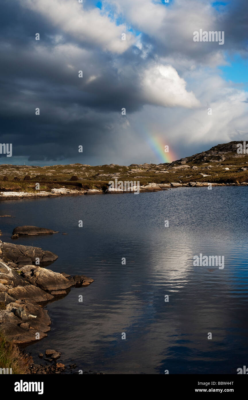 Rainbow su east coatline e loch, Isle of Harris, Ebridi Esterne, Scozia Foto Stock