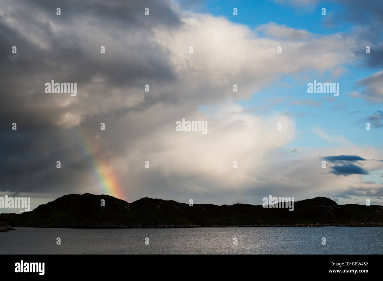 Rainbow su east coatline, Isle of Harris, Ebridi Esterne, Scozia Foto Stock