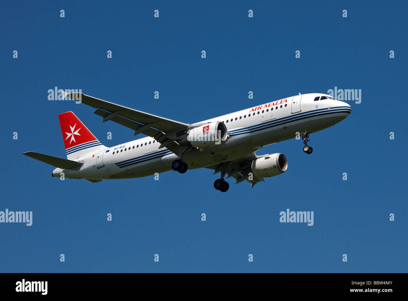 Air Malta un aeromobile di tipo Airbus A320 l'atterraggio all'Aeroporto di Gatwick, Inghilterra Foto Stock