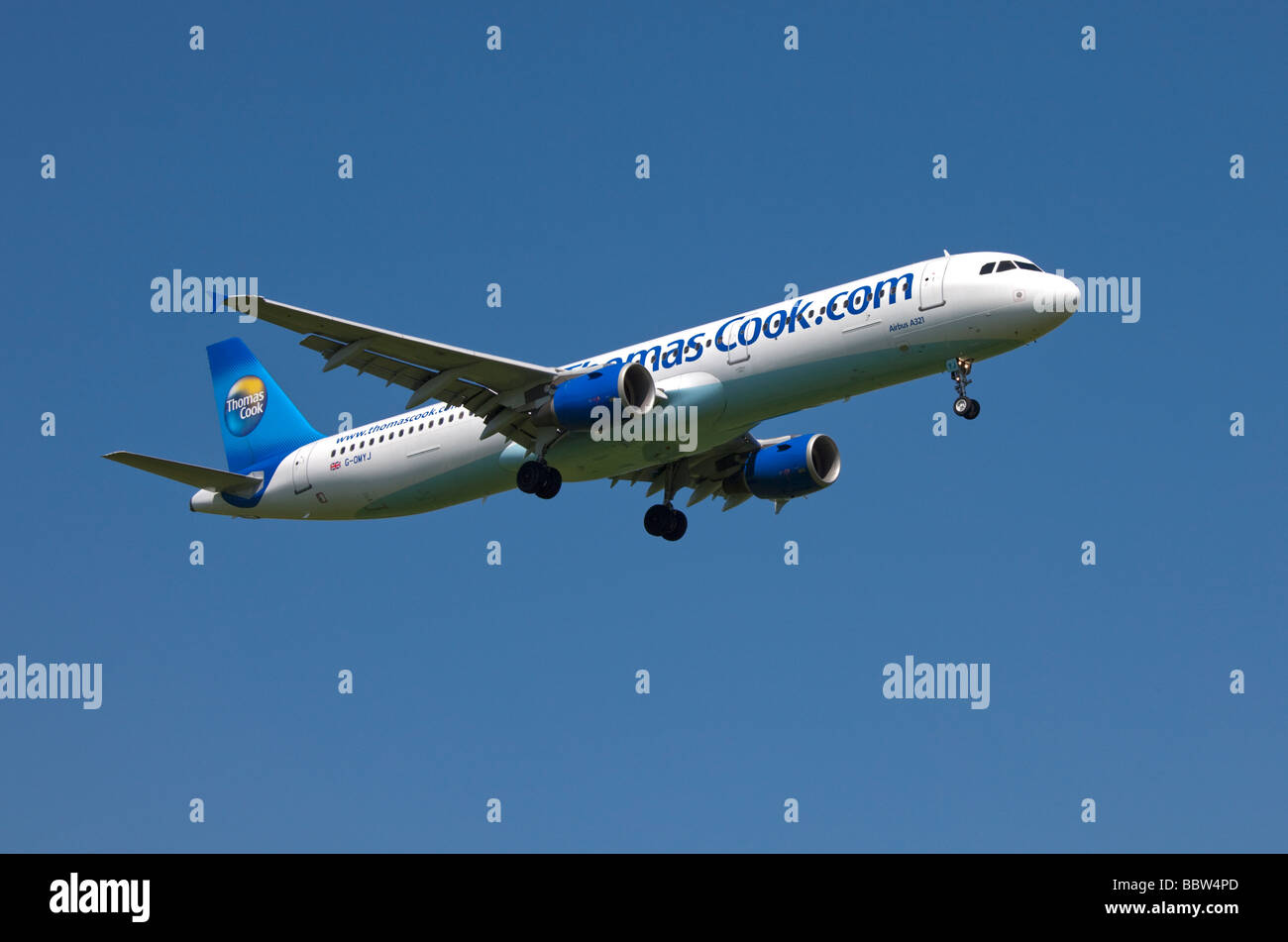 Thomas Cook Airbus A321 aerei di atterraggio all'Aeroporto di Gatwick, Inghilterra Foto Stock