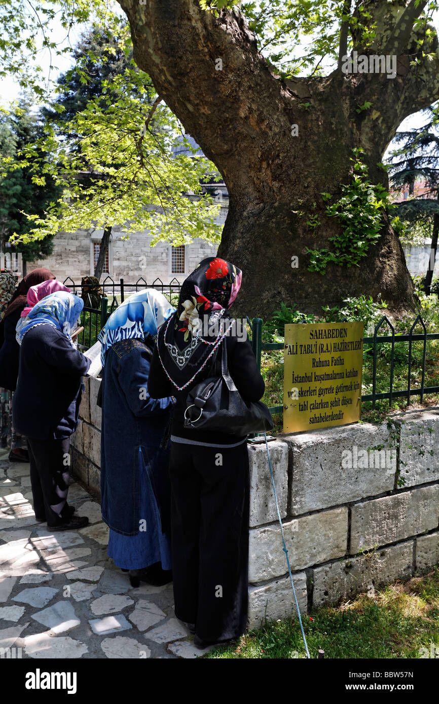 Le donne, Muslima, pregando in una tomba sotto un albero, Principe moschea Sehzade Camii, Istanbul, Turchia Foto Stock