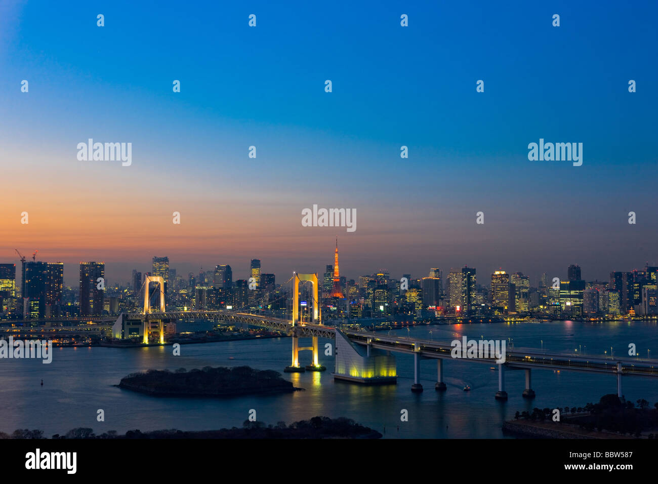 Rainbow Bridge con edifici di mare all'alba Foto Stock