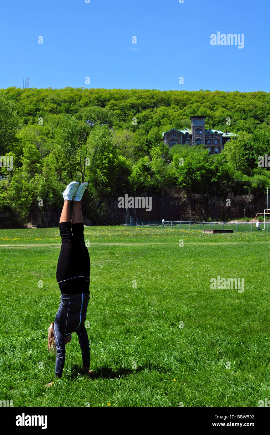 Donna e sport sul campus della McGill Montreal Foto Stock