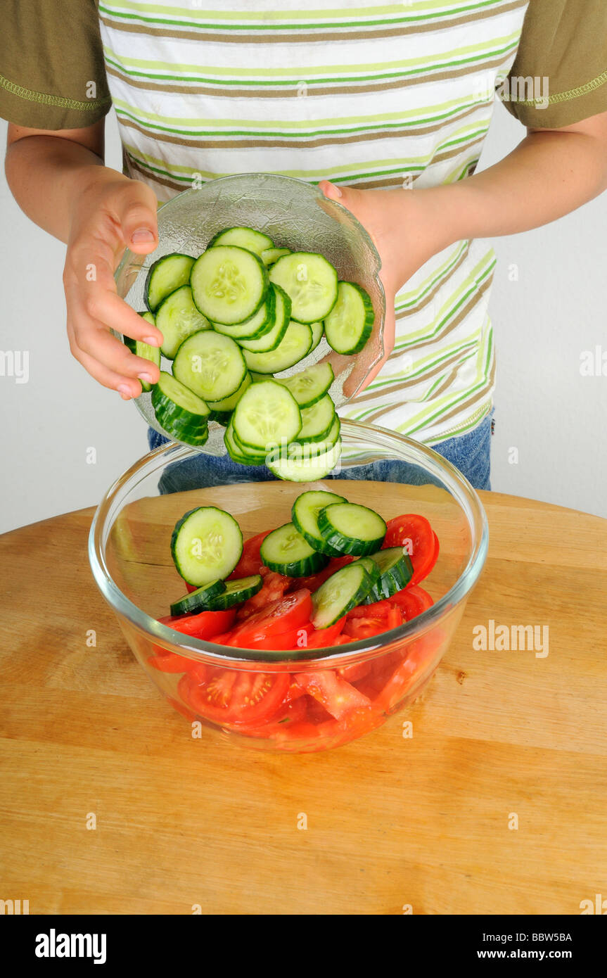 Il cetriolo e le fette di pomodoro per insalata Foto Stock