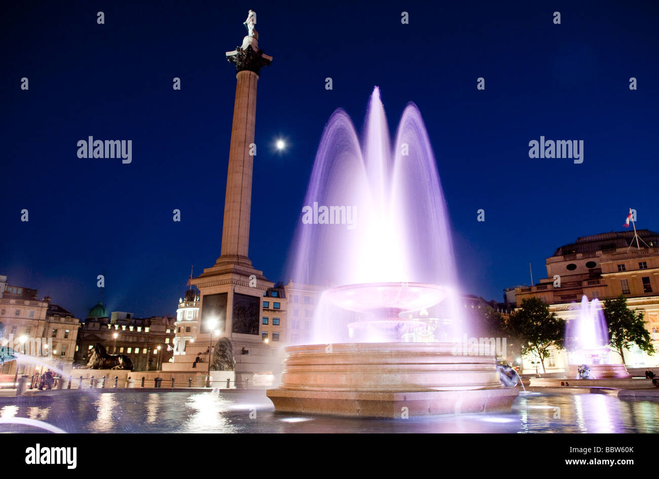 Fontane in Trafalgar Square Londra Europa Foto Stock