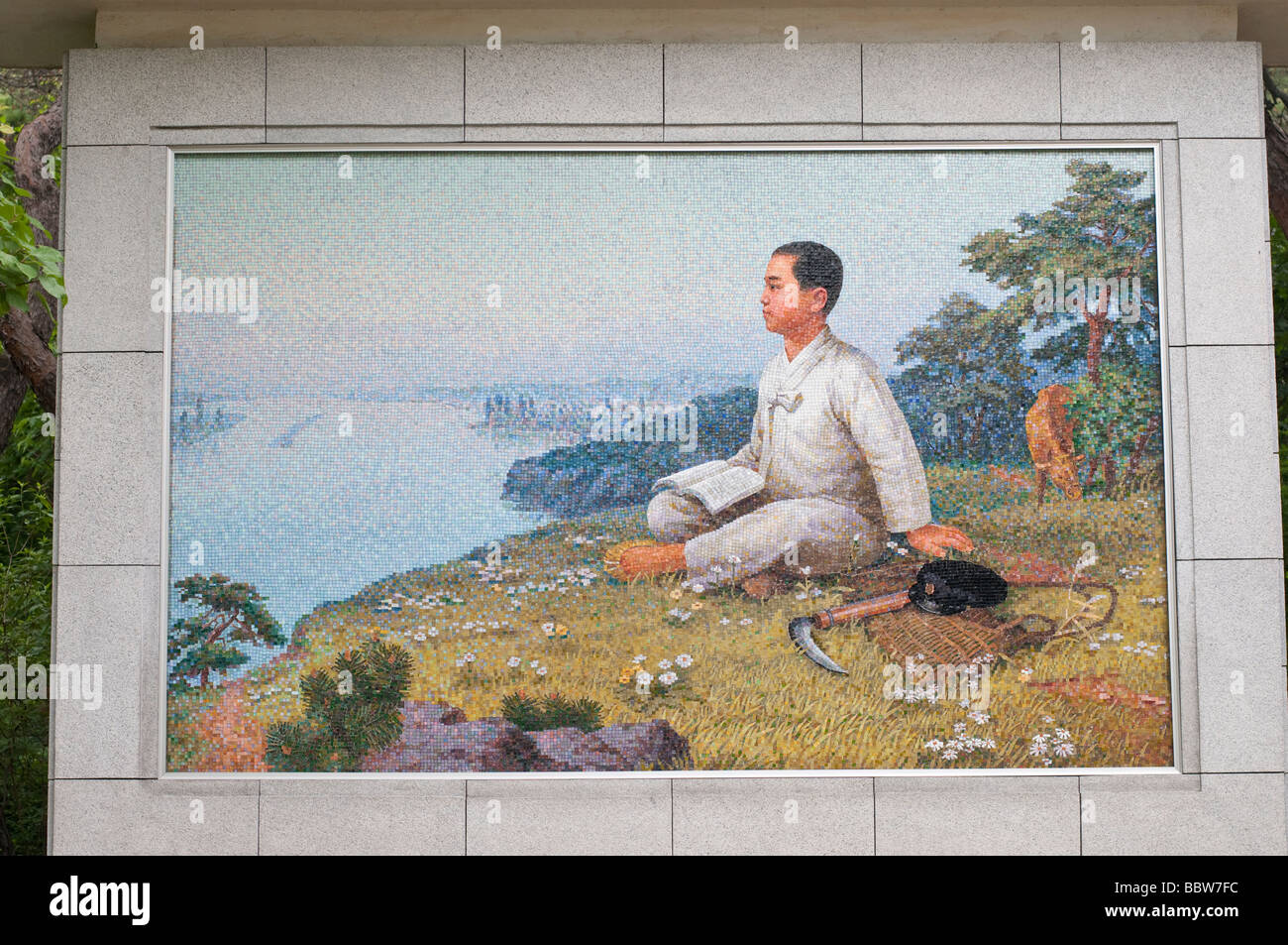 Murale piastrellato del grande leader Kim Il Sung in nativo Mangyongdae Park raffigurante un visto dalla sua giovinezza su questo sito Foto Stock