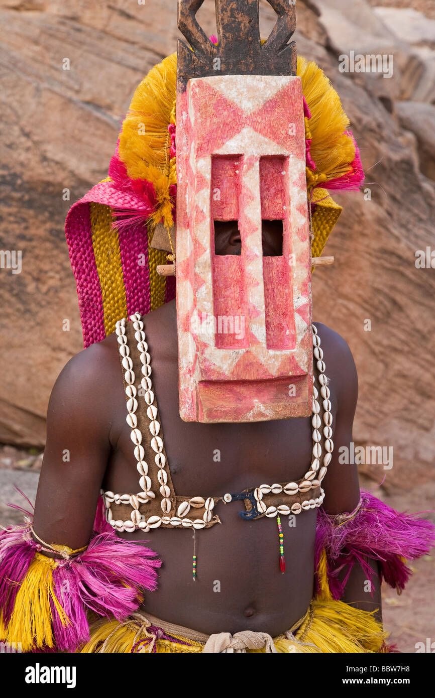 Africa Africa Occidentale, Mali, Paese Dogon, Bandiagara scarpata, mascherata cerimoniale ballerini Dogon vicino Sangha Foto Stock