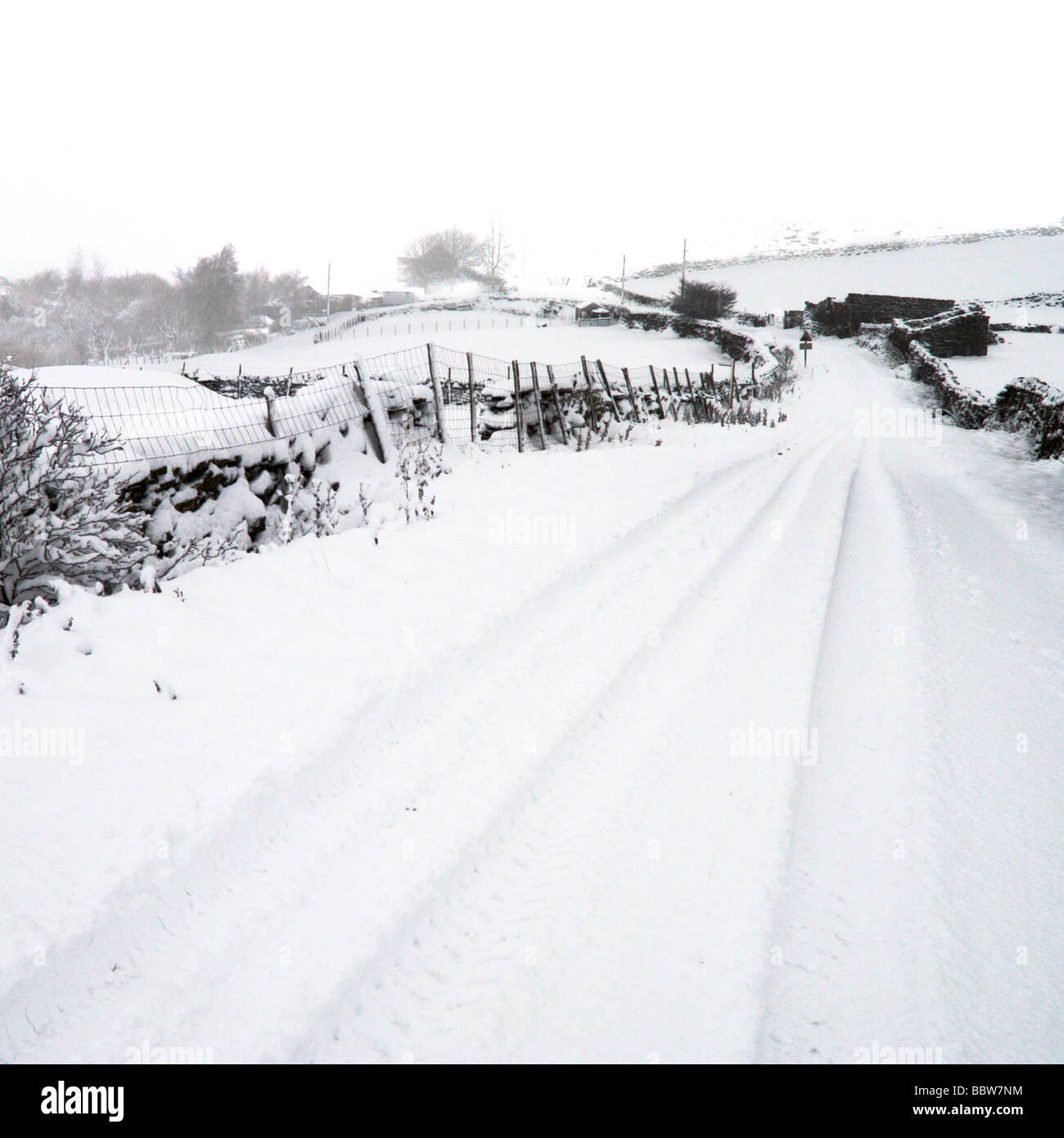 Strada rurale dopo una notte di neve pesante caduta nidderdale North Yorkshire Foto Stock