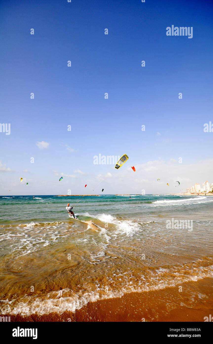 Israele Tel Aviv Kite surf nel mare Mediterraneo Foto Stock