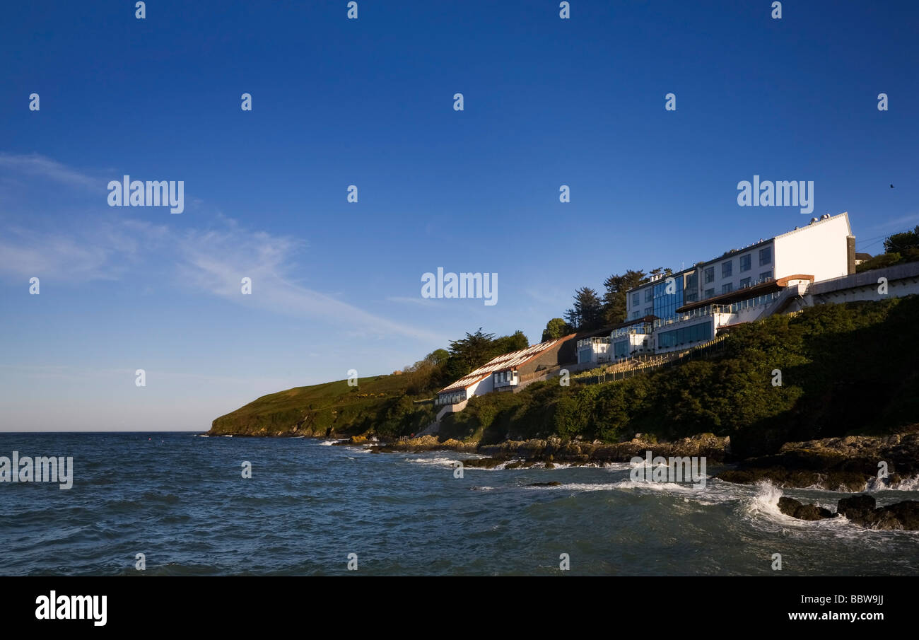 La contemporanea "Cliff Hotel', dal porto di pescatori, Ardmore, Co Waterford, Irlanda Foto Stock