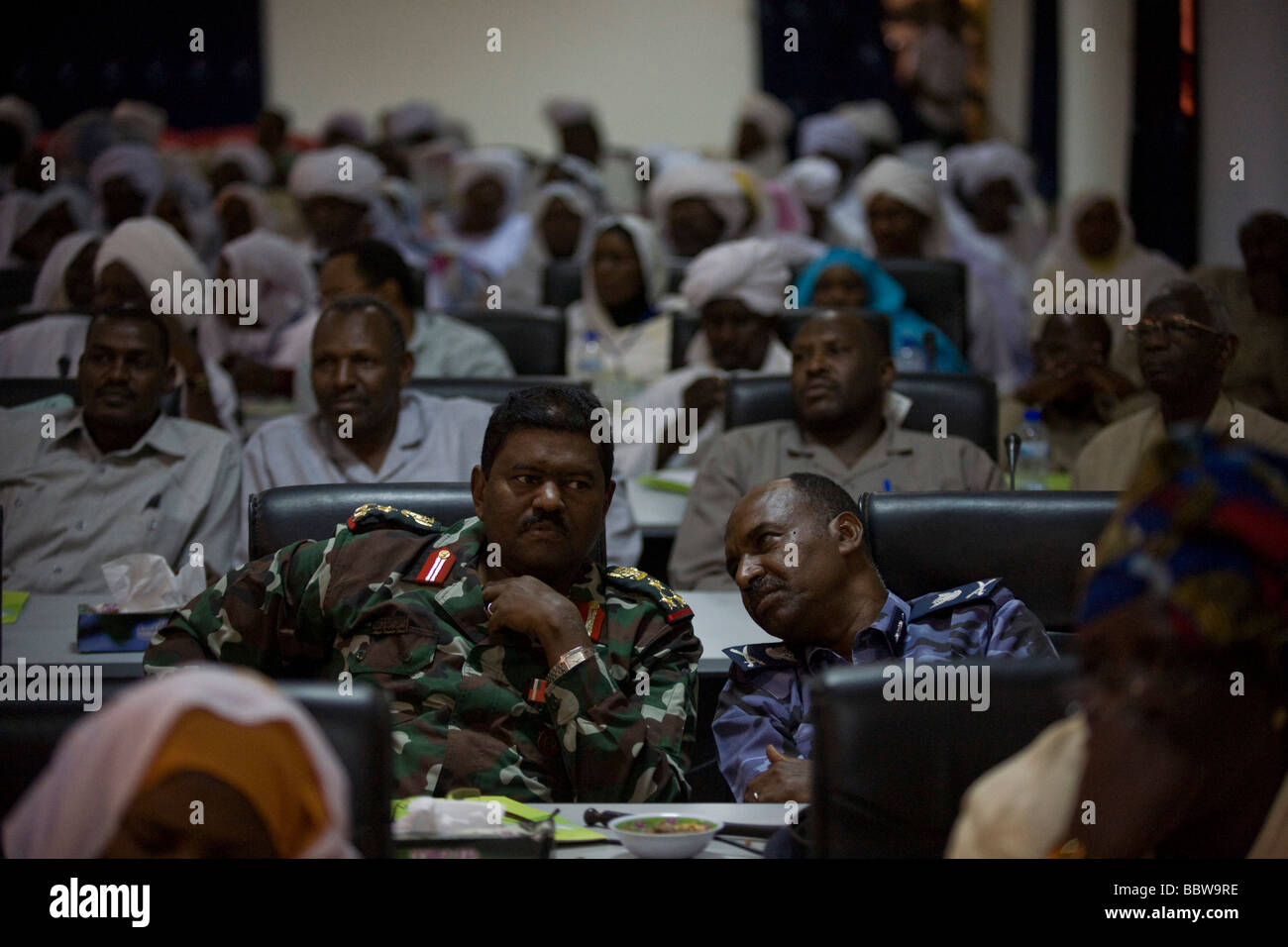 Ufficiale di esercito e polizia chief ascoltare discorsi e i pareri forniti dalle donne politiche durante la conferenza di Governatore del composto Foto Stock