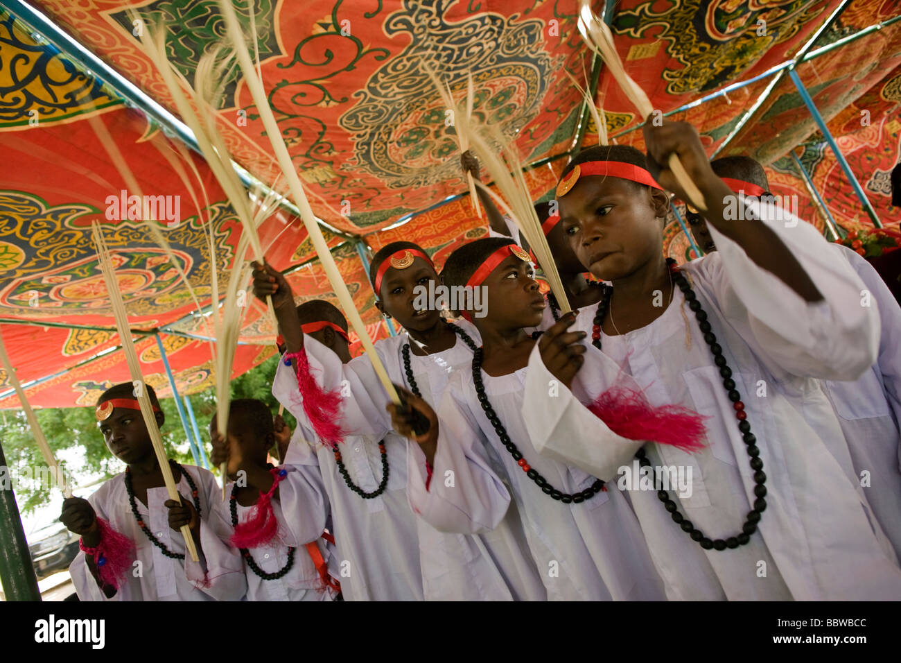 I ragazzi di età compresa tra i 8 e 13 si riuniscono per celebrare un rito sudanese di passaggio, la circoncisione maschile. Foto Stock