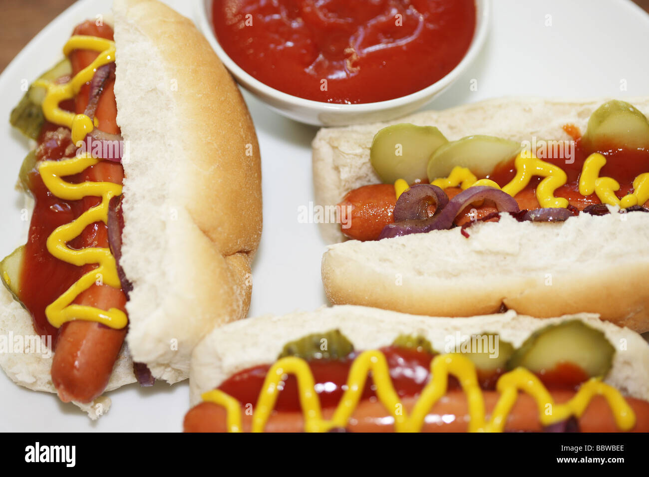 Preparate di fresco Frankfurter Hot Dogs in morbido pane bianco rotoli con senape e ketchup stagionatura e nessun popolo Foto Stock