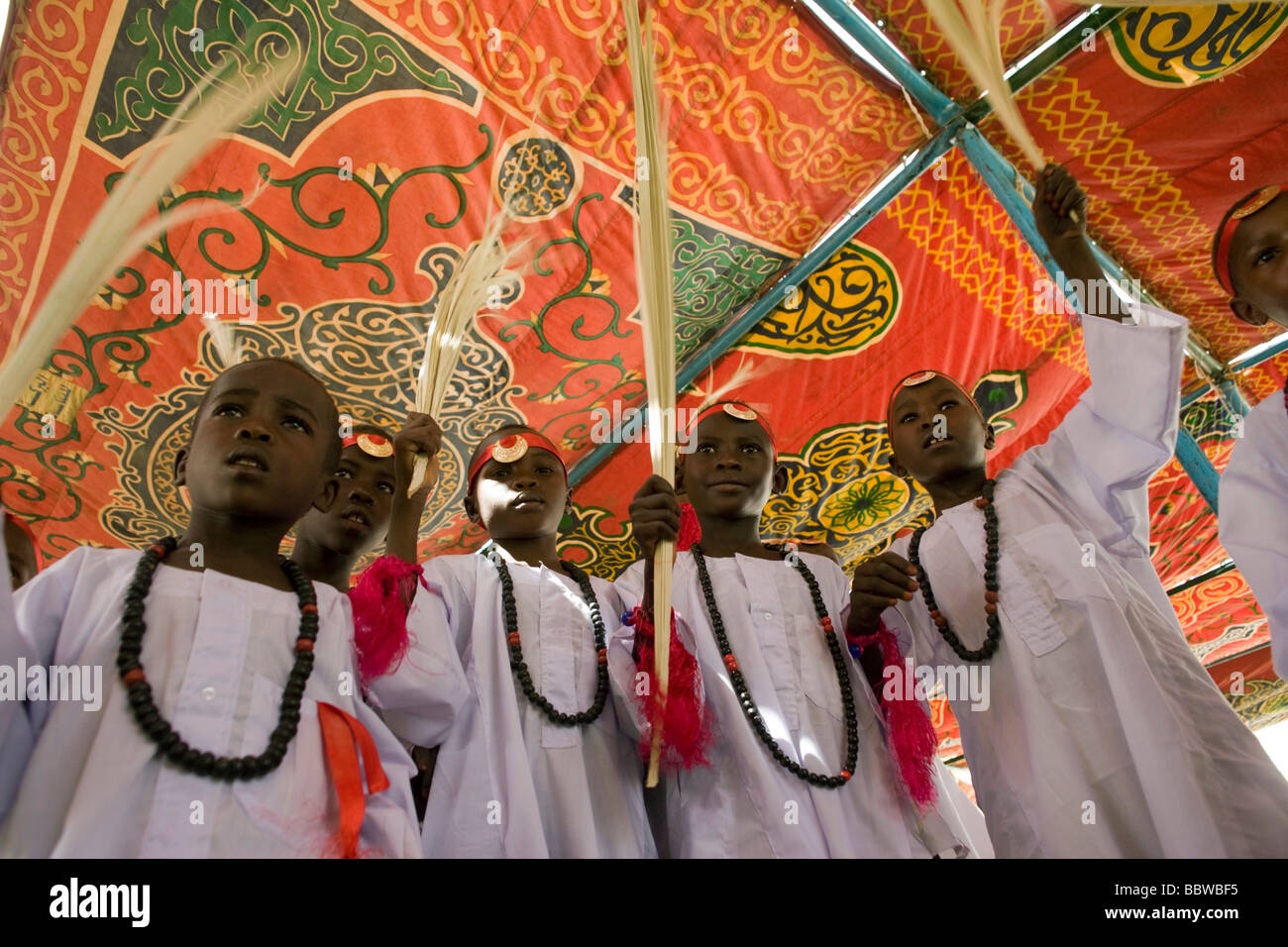 I ragazzi di età compresa tra i 8 e 13 si riuniscono per celebrare un rito sudanese di passaggio, la circoncisione maschile. Foto Stock