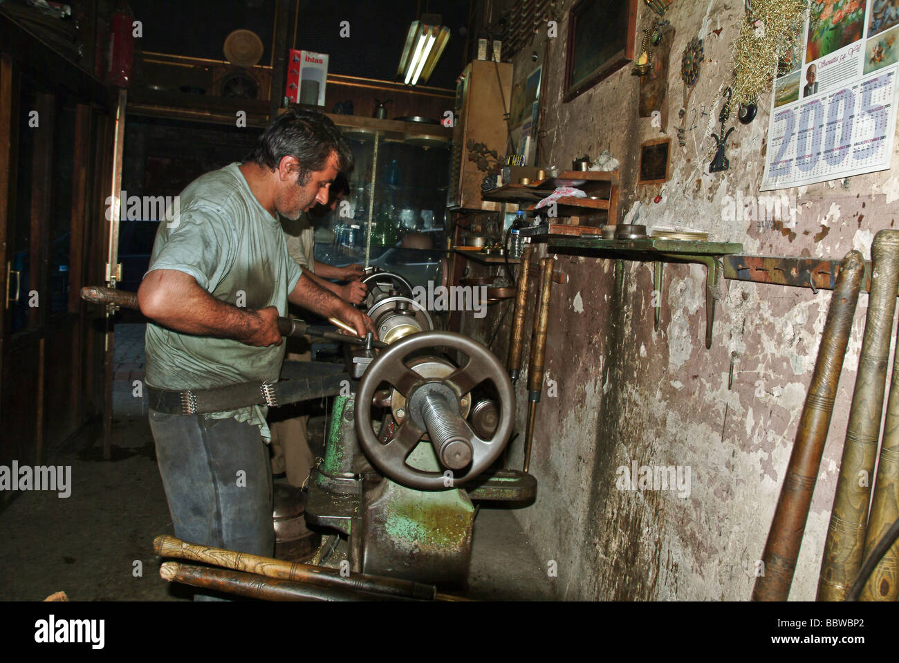 Uomo al lavoro nel suo WOKSHOP /TORNIO Foto Stock