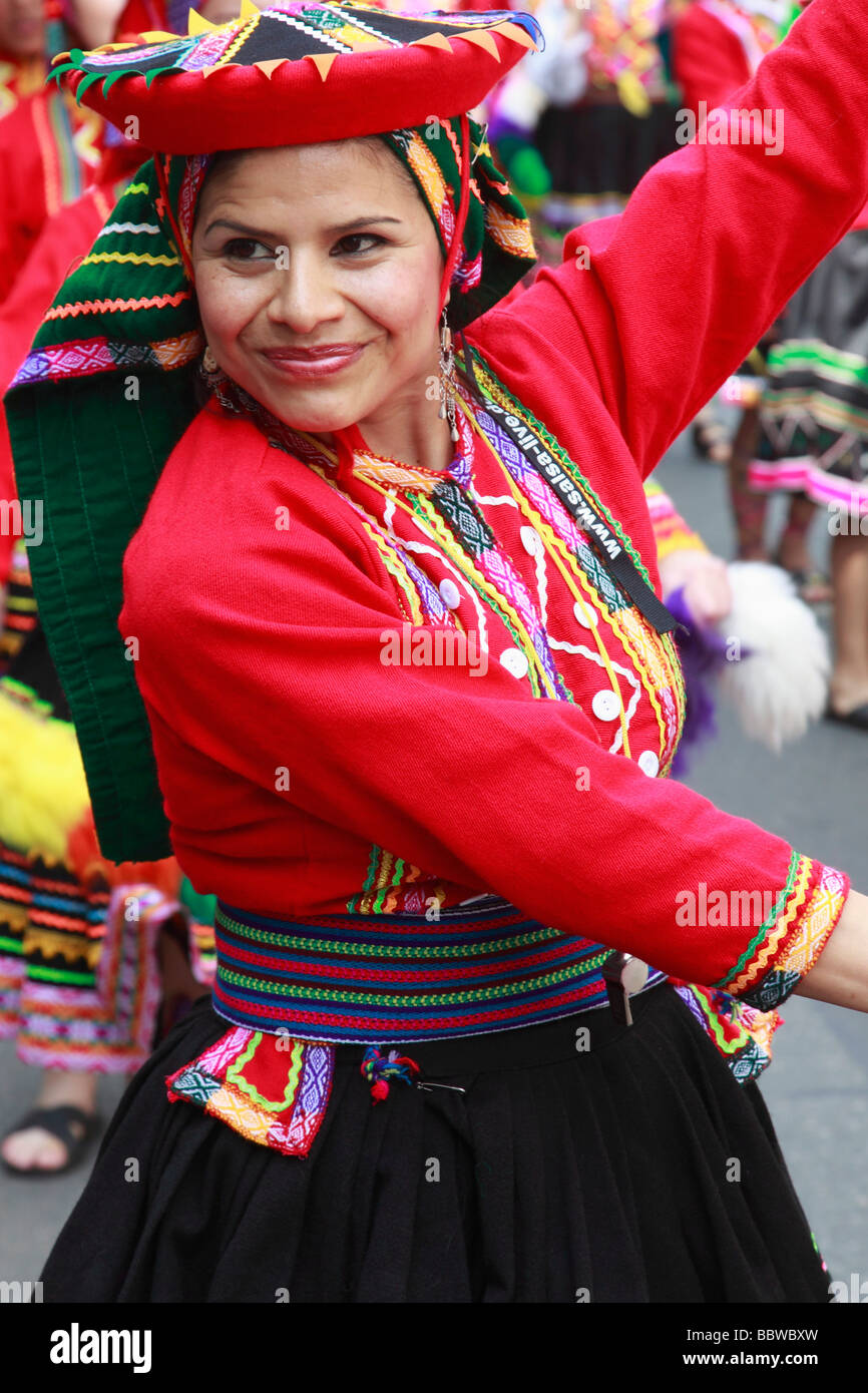 Germania Berlino carnevale di culture donna boliviana in abito tradizionale Foto Stock