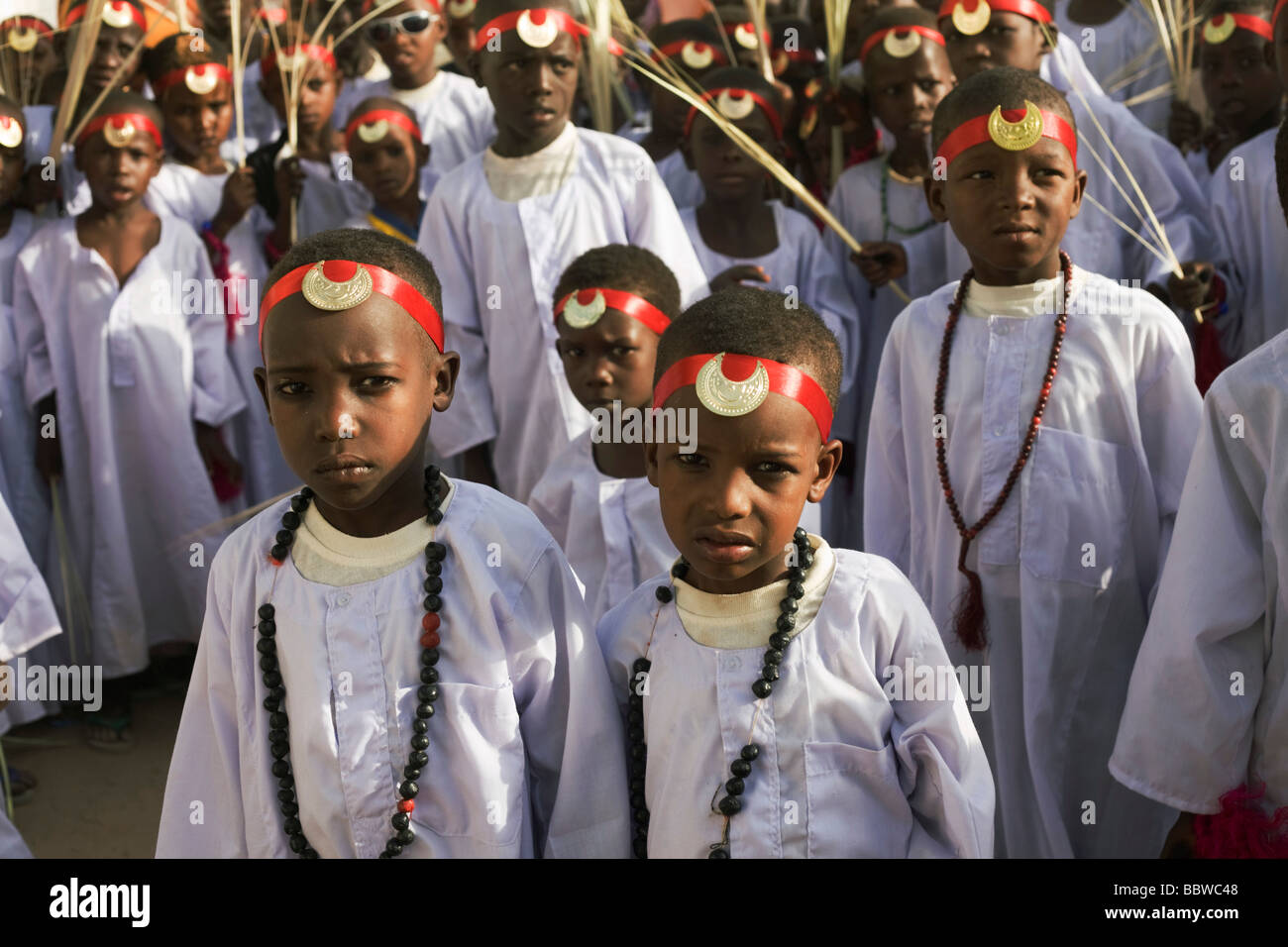 I ragazzi di età compresa tra i 8 e 13 si riuniscono per celebrare un rito sudanese di passaggio la circoncisione maschile Foto Stock