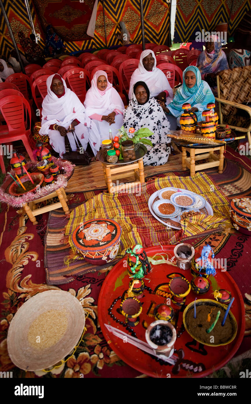 Signori politici frequentare Womens' pace rally in una tenda composto appartenente al governatore del Nord Darfur in Al Fasher Foto Stock