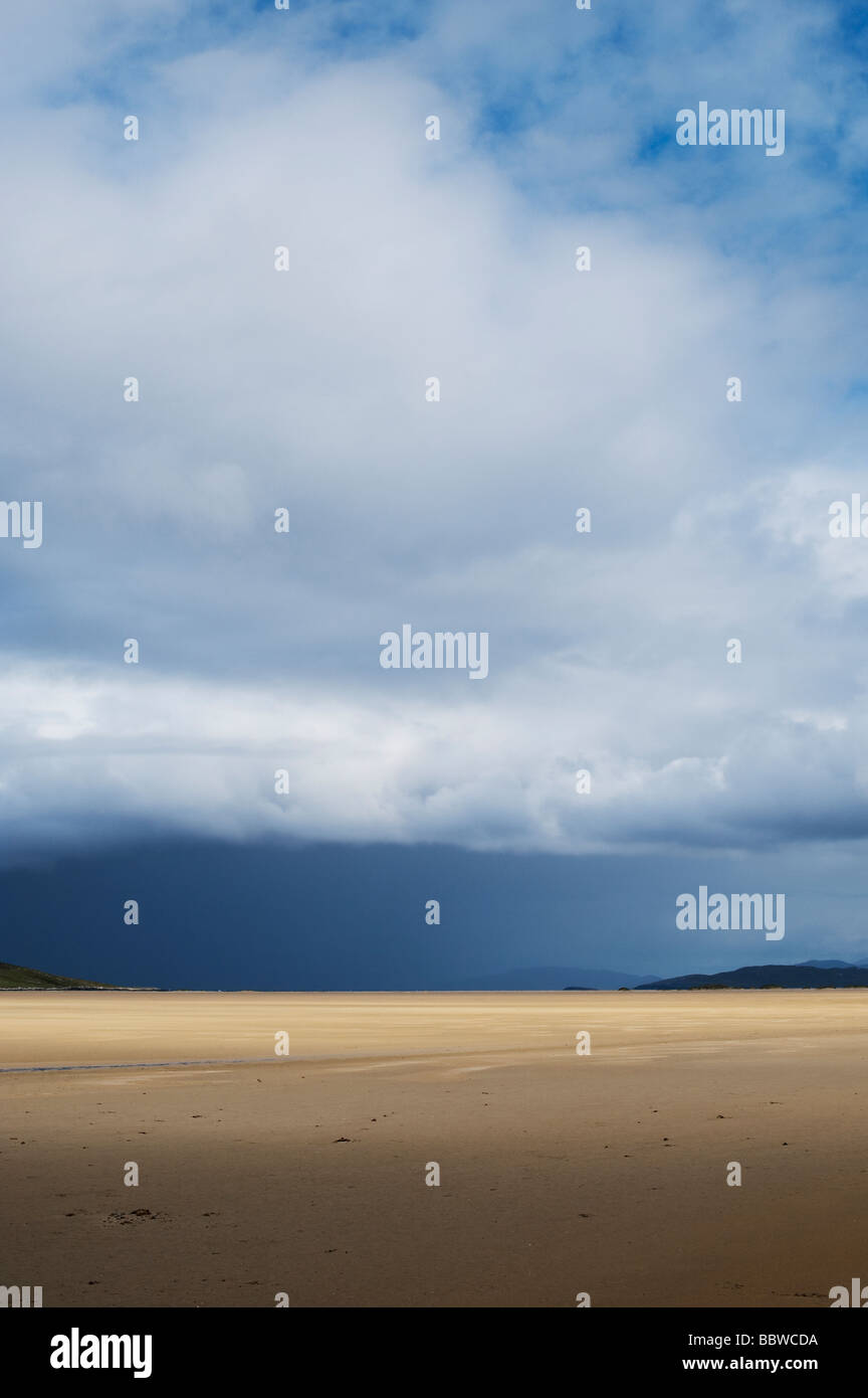 Tempesta di pioggia e nuvole sopra Traigh Scarista beach, Isle of Harris, Ebridi Esterne, Scozia Foto Stock