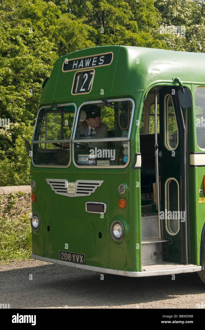 Classico vecchio autobus verde raccoglie i passeggeri a Wensleydale Railway Leeming Bar nelle vicinanze Bedale North Yorkshire Foto Stock
