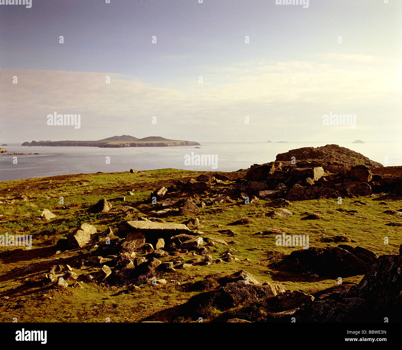 St. Saint Davids Head, Coetan Arthur Ruined Hut Circle la comunità preistorica viveva qui coltivata e pescata. Ramsey Island in lontananza. Galles Regno Unito Foto Stock