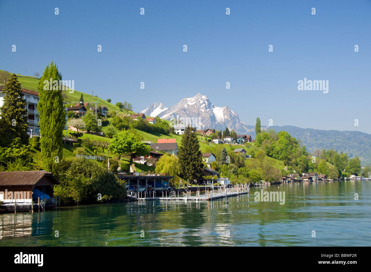 Ville lungo il lago di Thun a riva, Berna Svizzera Foto Stock