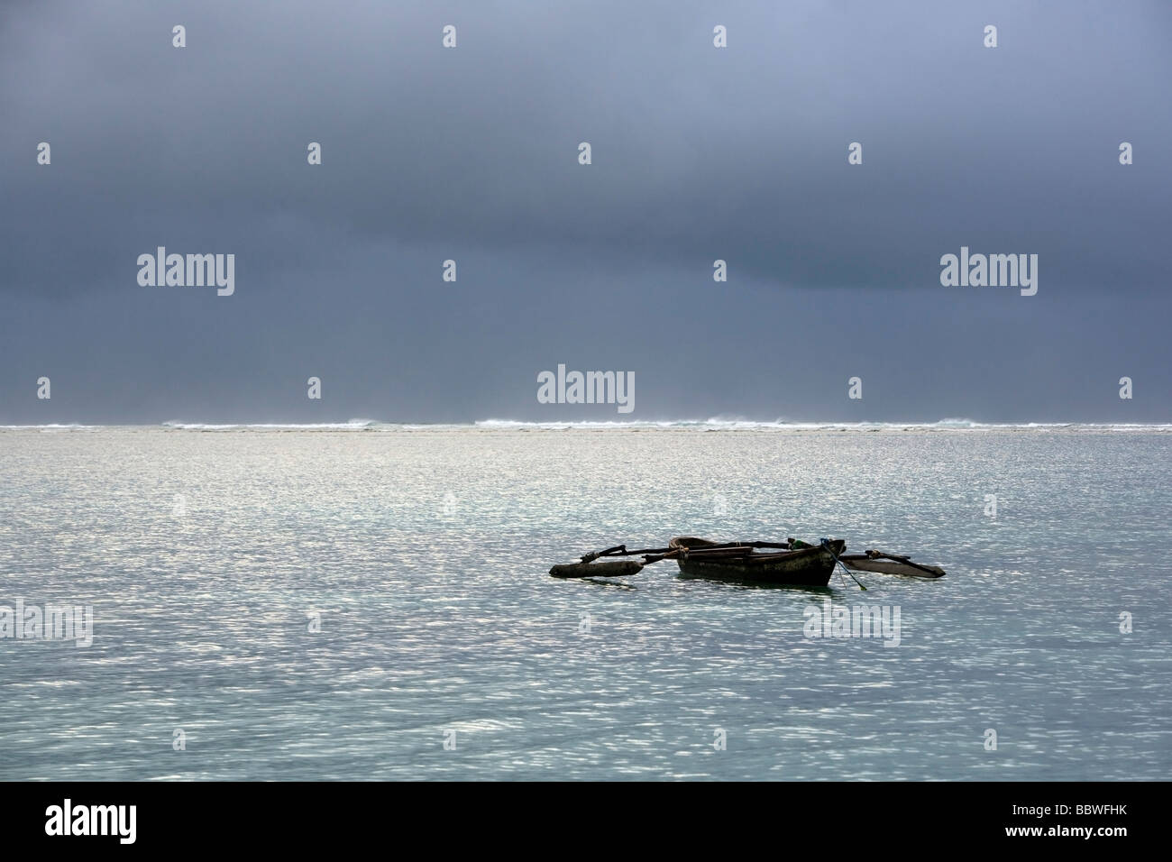 Barca in mattina presto luce - Diani Beach - vicino a Mombasa, in Kenya Foto Stock