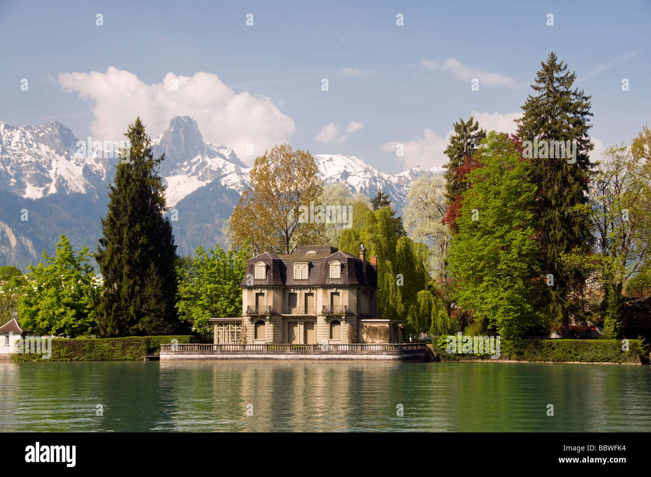 Villa lungo il lago di Thun a riva, Berna Svizzera Foto Stock