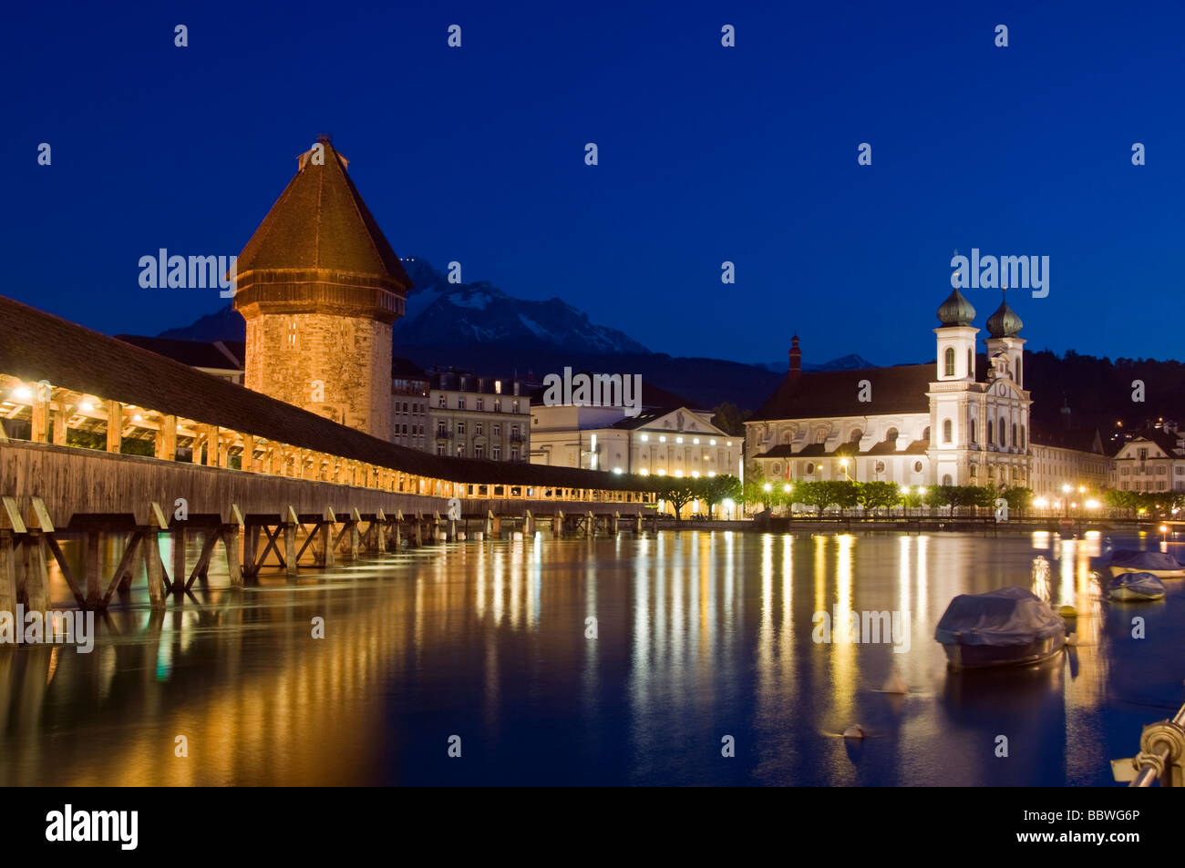 Kapell ponte sul fiume Reuss, acqua la torre e la Chiesa dei Gesuiti, Lucerna svizzera Foto Stock
